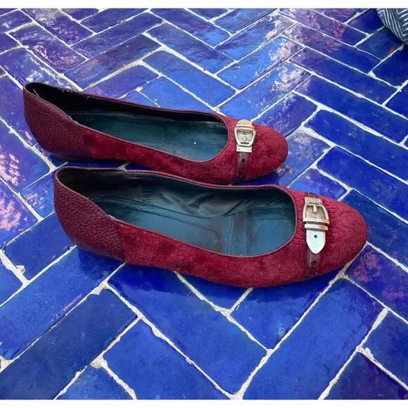 Gucci Women's Burgundy Suede Flats with gold Buckle Detail - Picture 3 of 9